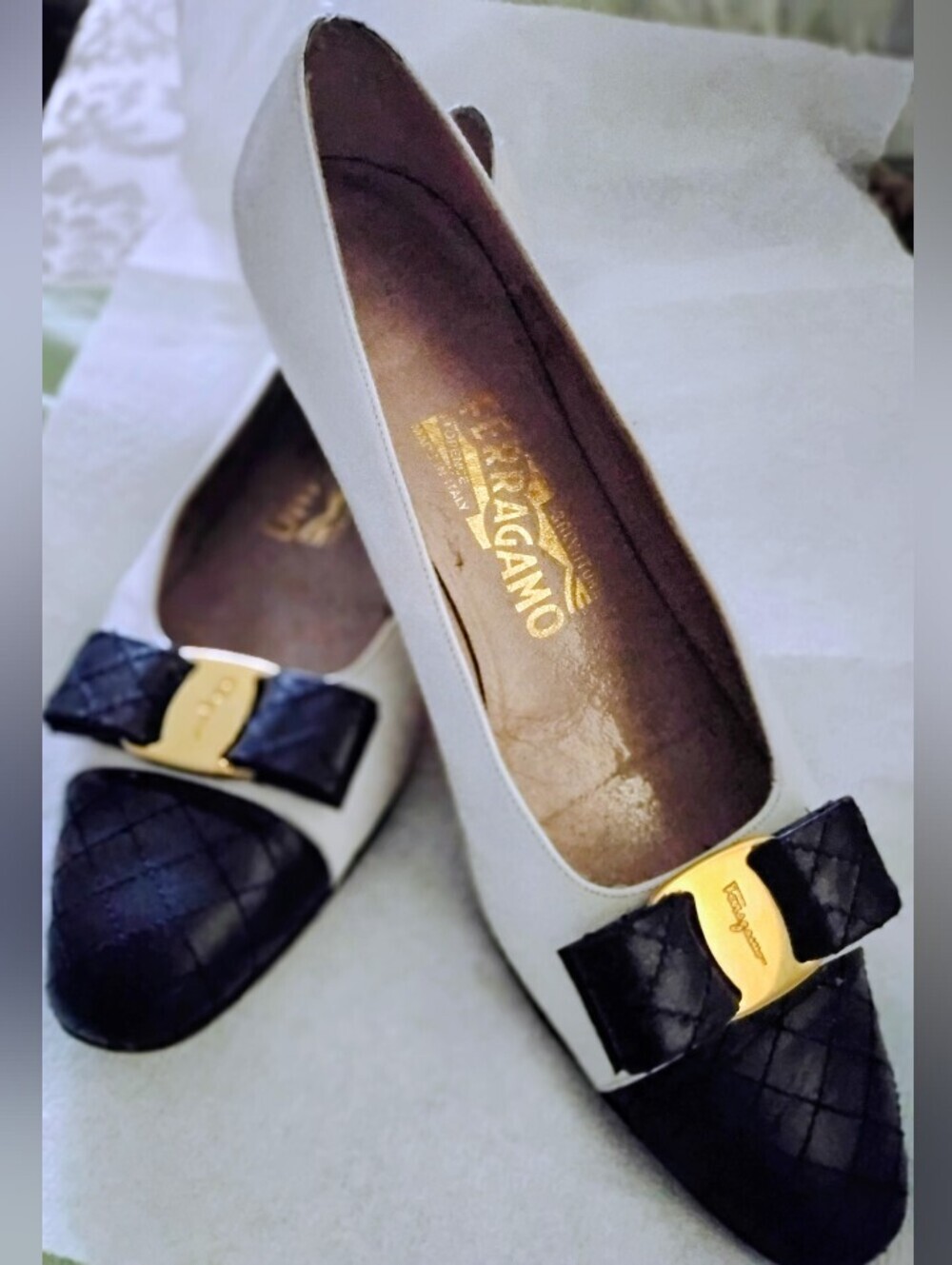 Salvatore Ferragamo Ivory & Navy Quilted Siganature Plate Vara Bow Low Pumps 9AA